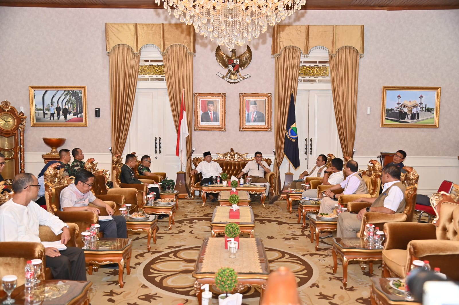 Kepala BNPB Letjen TNI Suharyanto, S. Sos., M.M. mengadakan rapat di Kantor Bupati Cianjur pada Jumat (6/10). 
